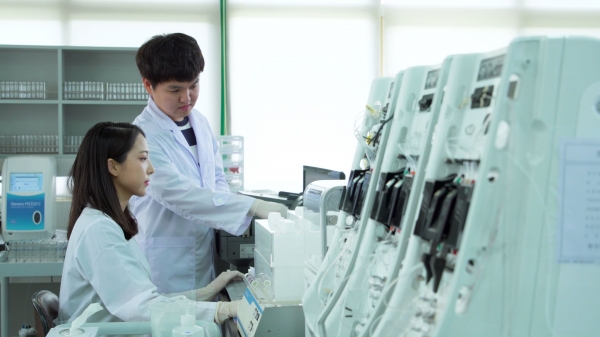 수질 분석하는 모습