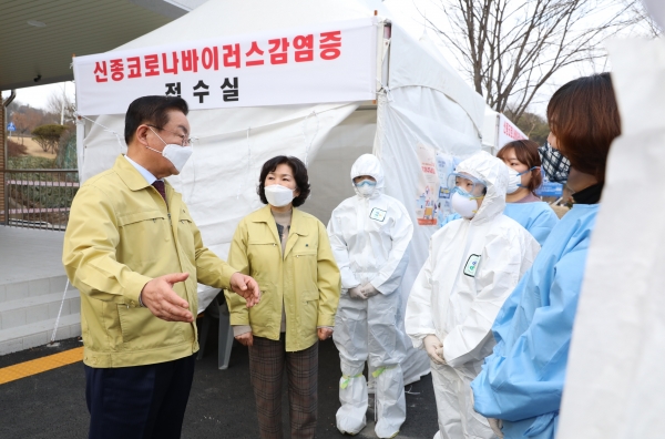 최홍묵 계룡시장 코로나바이러스 감염병 대응현장 방문 모습
