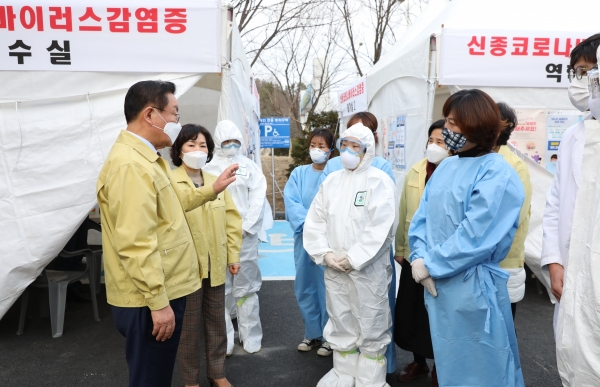 최홍묵 계룡시장 코로나바이러스 감염병 대응현장 방문 모습