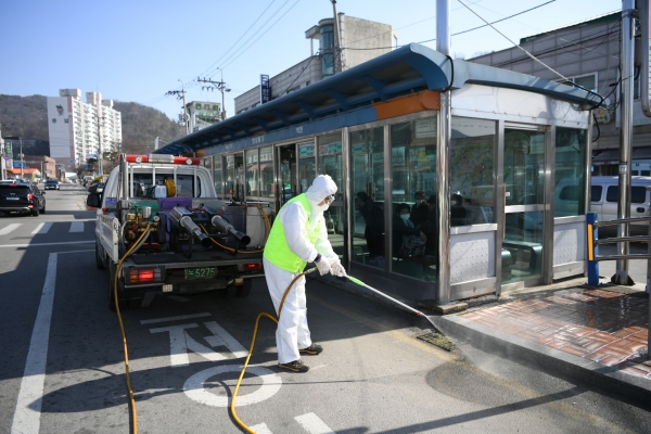 버스정류장에 대한 소독방역 모습.