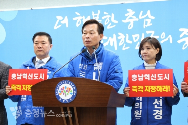 기자회견하는 나소열 예비후보