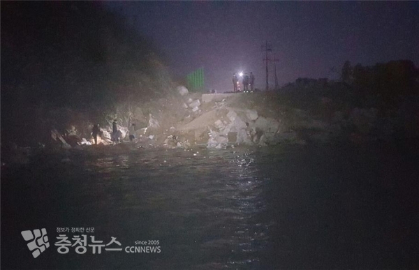 11일 저녁 갯바위 낚시 후 고립된 20대 3명을 출동한 태안해경이 구조해 이들을 안전지대로 이동조치하고 있다.(사진 =  태안해양경찰서)