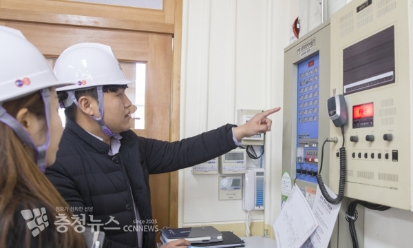 세종시교육청 관계자가 관내 학교를 방문해 화재 예방 점검을 하고 있다.