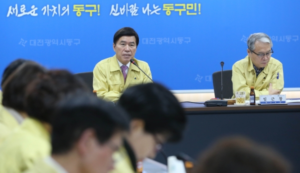 황인호 동구청장이 민선7기 공약사업 추진 상황 보고회를 주재하고 있다. (사진 왼쪽부터 황인호 동구청장, 임근창 동구 부구청장)