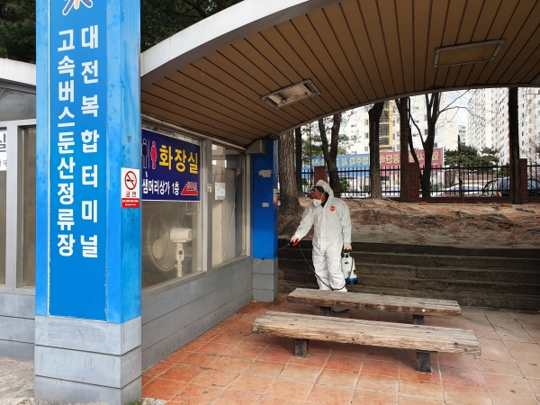 고속복합터미널 고속버스둔산정류장에서 신종코로나바이러스 감염증 예방을 위한 집중 방역소독 모습