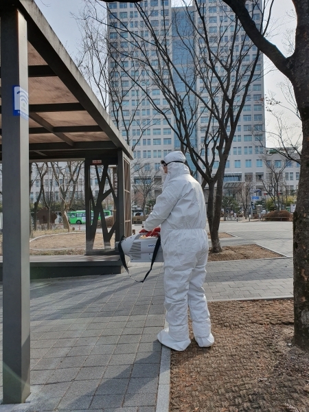 대전시청 앞 보라매공원에서 신종코로나바이러스 감염증 예방을 위한 집중 방역소독