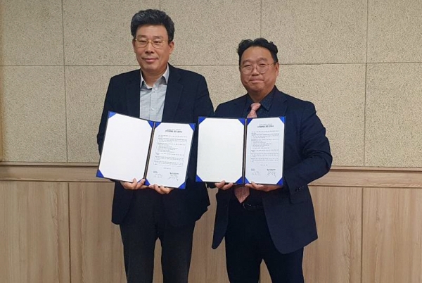 홍성이엔지 협약체결(왼쪽부터 이성묵 대표, 김규용 교수)