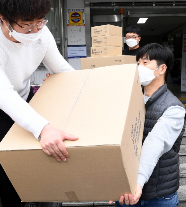 마스크를 동행정복지센터에 배부하는 모습