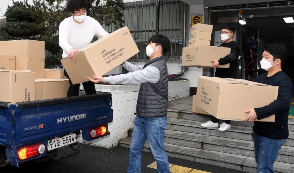 마스크를 배부하는 직원
