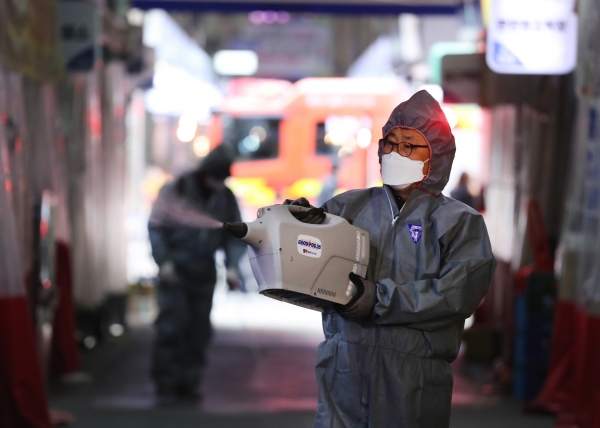 한민시장에서 신종 코로나바이러스 감염증(코로나19) 확산 방지를 위한 방역소독 작업이 한창이다