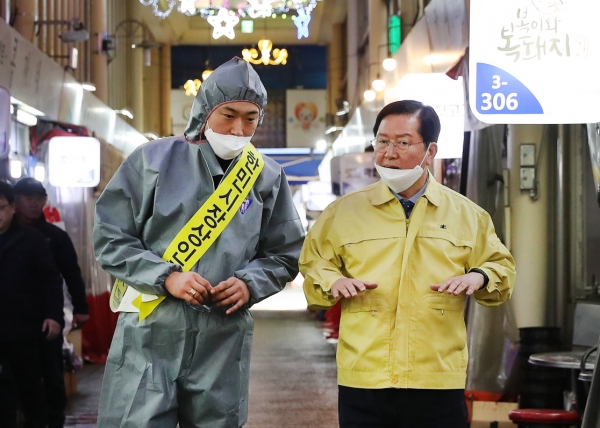 장종태 서구청장은 한민시장에서 전면적인 방역소독을 실시하는 가운데, 상인회 관계자에게 예방활동을 철저히 해줄 것을 당부하고 있다