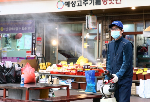 유성구보건소의 방역 위탁업체가 지난 11일 송강전통시장 내 거리에 대한 방역·소독을 실시하고 있다