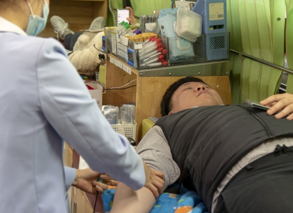 코로나19 혈액 수급 비상으로 헌혈에 팔 걷고 나선 대덕구 직원들