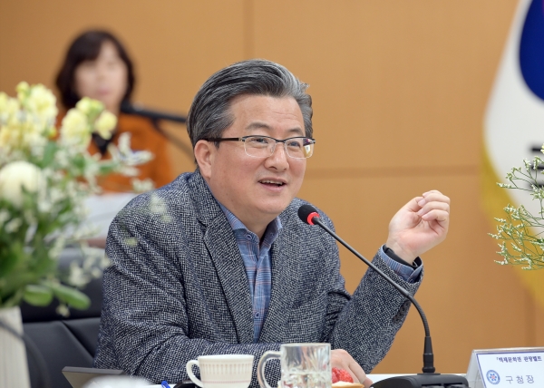 13일 무주군청 대회의실에서 개최된 백제문화권관광벨트 자치단체장협의회 2020년 정기총회에서 차기 협의회 회장으로 추대된 정용래 유성구청장이 취임 소감을 밝히고 있다.