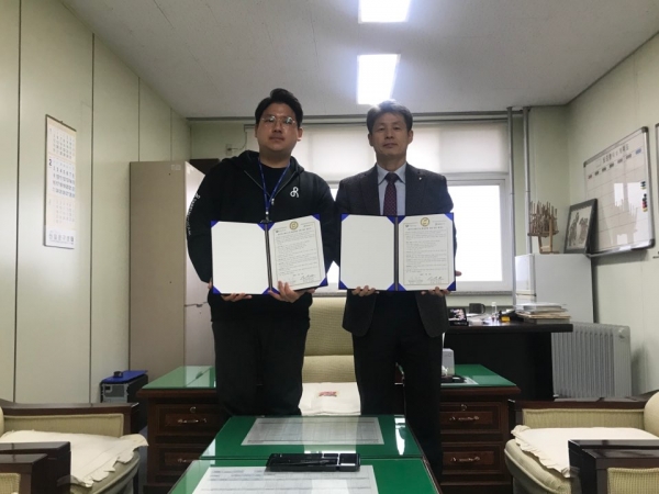 지난 12일  ㈜다른코리아 김진한 대표(사진 왼쪽)와 이충곤 한밭대학교 공과대학장(사진 오른쪽)이 협약서 서명 후 기념촬영을 하고 있다.