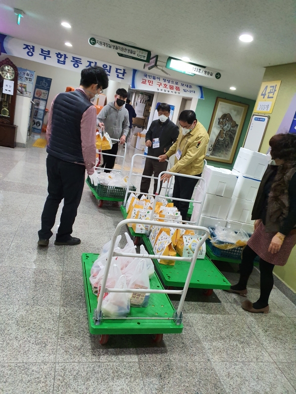 지난 13일 아산 경찰인재개발원에서 중국 우한교민들의 생활을 지원하고 있는 정부합동지원단에 격려물품을 전달해 그동안의 노고에 감사함을 전했다.