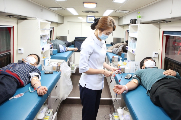 헌혈을 하고 있는 서산시 공무원들