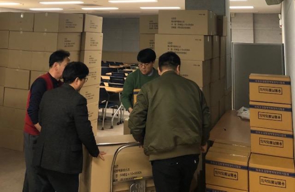 천안시가 13일 관내 11개 대학교에 코로나19 감염 예방물품을 배부하고 있다.