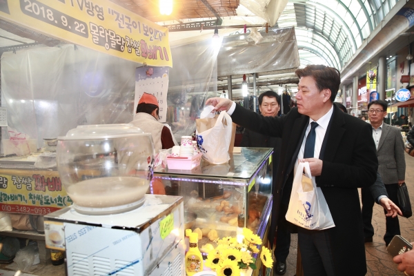 14일 구만섭 천안시장 권한대행이 코로나19로 어려움을 겪고 있는 전통시장을 방문해 상인들과 소통하고 과일, 빵 등을 구입하고 있다.