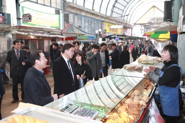 14일 구만섭 천안시장 권한대행이 코로나19로 어려움을 겪고 있는 전통시장 방문