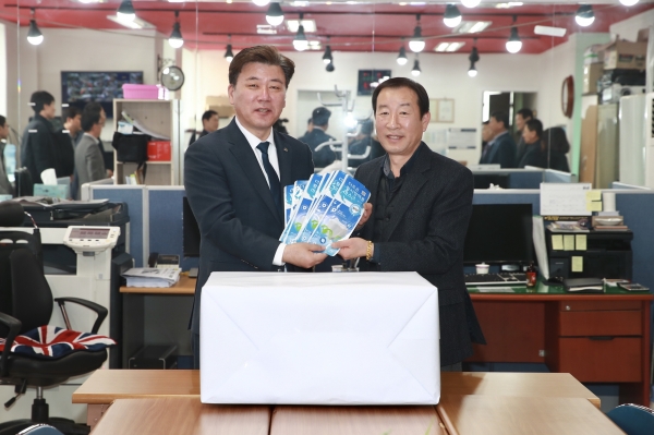14일 구만섭 천안시장 권한대행이 코로나19로 어려움을 겪고 있는 전통시장 상인회에 마스크 및 손소독제 등 방역물품을 전달하고 있다.