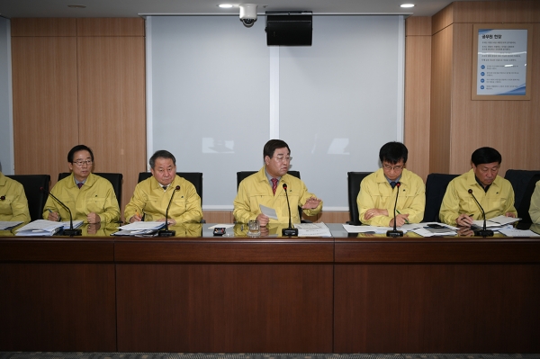황선봉 군수가코로나19 예방 대응 재난안전 대책회의 주재하는 모습
