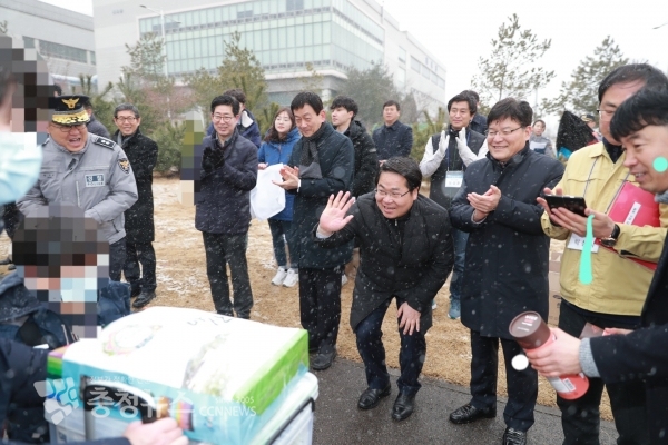 오세현 아산시장이 퇴소 어린이를 반갑게 맞이하고 있다.