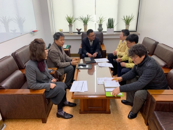 대학교 개강을 앞두고 목원대학교 학생회관에서 서구보건소장, 재난안전담당관 및 각 대학교 국제교류과장 등 10여 명이 참여한 가운데 코로나19 확산예방’ 긴급협의를 했다