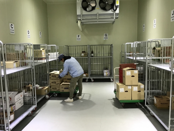 학교급식지원센터 식재료 공급 장면.