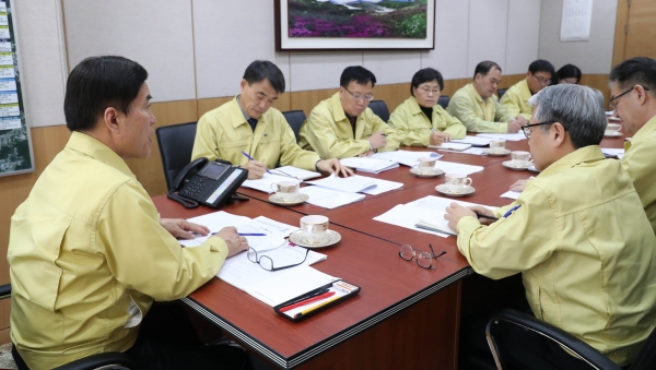 황인호 동구청장이 지역경제 활성화 대책회의를 주재하고 있다