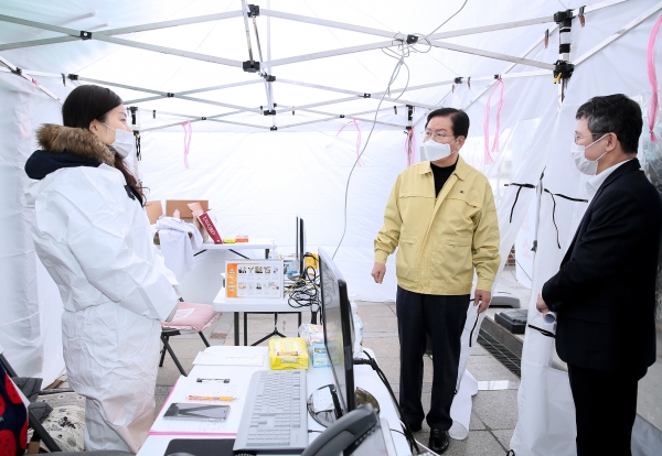장종태 서구청장, 코로나19 관련 선별진료소 방문 격려 모습