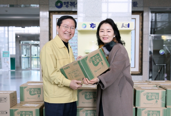 17일 코로나19 예방을 위해 관내 어린이집 421개소를 대상으로 손 소독제와 어린이 마스크 배부