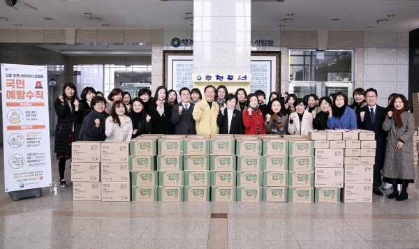 관내 어린이집 421개소를 대상으로 손 소독제와 어린이 마스크 배부