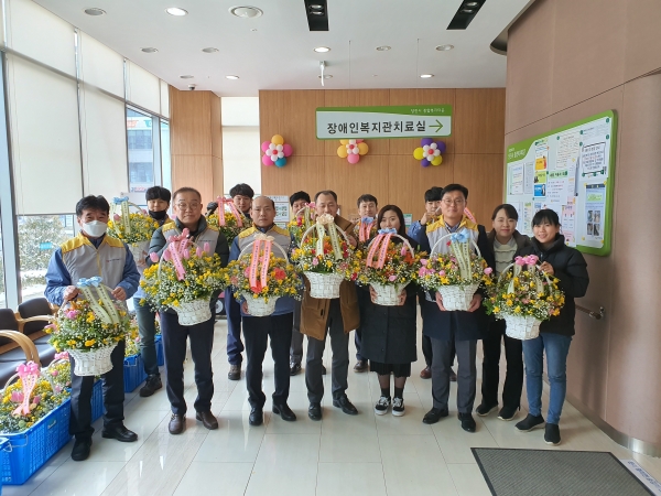 17일 당진종합터미널 등지에서 최근 꽃 소비 감소로 판매에 어려움을 겪고 있는 화훼농가를 위한 「행복 에너지 꽃 DREAM」 공헌 활동 실시