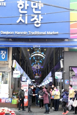 코로나19 대응 한민시장을 찾은 장종태 구청장