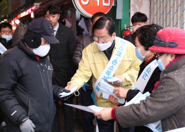 장종태 구청장, 17일 한민시장을 찾아 코로나19 대응을 위한 현장 점검 및 예방 캠페인 실시