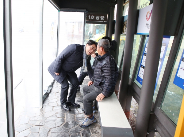 맹정호 서산시장이 따뜻한 승강장 운영상황을 점검하고 시민들의 대중교통 이용 애로사항을 청취하고 있다.