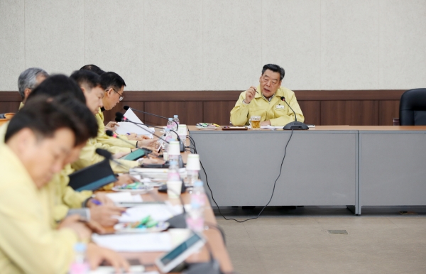 지난 17일 군청 중회의실에서 가세로 군수와 군 관계자 등 40여 명이 모인 가운데 ‘2021년 정부예산 확보 전략보고회’ 개최 모습