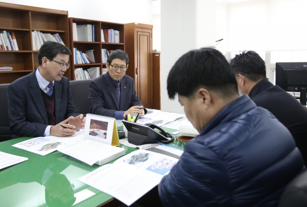 김돈곤 청양군수가 충남사회적경제혁신타운 유치 위해 산자부 방문 건의 모습