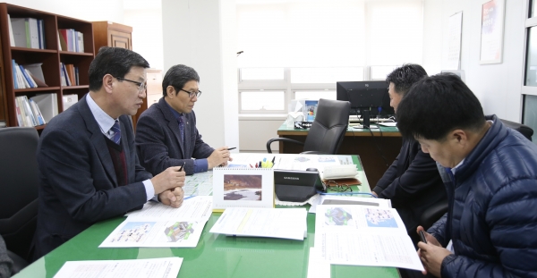 김돈곤 청양군수가 충남사회적경제혁신타운 유치 위해 산자부 방문 건의 모습