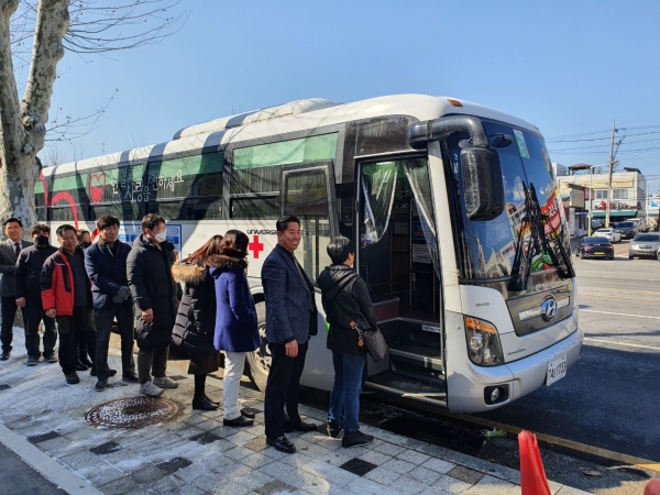 대사동 자동차거리상인회에서 헌혈을 하려고 기다리는 사진