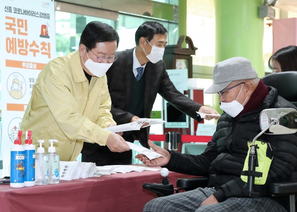 장종태 서구청장이 장애인복지시설인 ‘행복한 우리복지관’에서 복지관 이용 주민에게 마스크, 손 소독제등을 배부하고 있다
