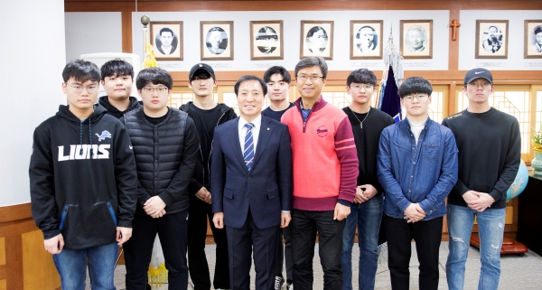 내달 육군 ‘드론운용 및 정비병’으로 동반 입대를 앞둔 배재대 드론‧로봇공학과 학생들과 공현철 학과장(오른쪽 네 번째)이 김선재(가운데) 총장을 찾아 기념사진을 촬영하고 있다.