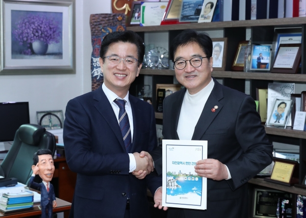 허태정 대전시장이 18일 국회를 찾아 산자위 소속 더불어민주당 우원식 의원(서울 노원구을)에게 균특법 개정안 통과를 협조했다.