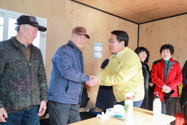 오세현 아산시장이 초사2통 마을주민과 인사를 나누고 있다