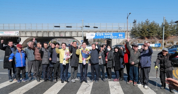 주민과 기념촬영