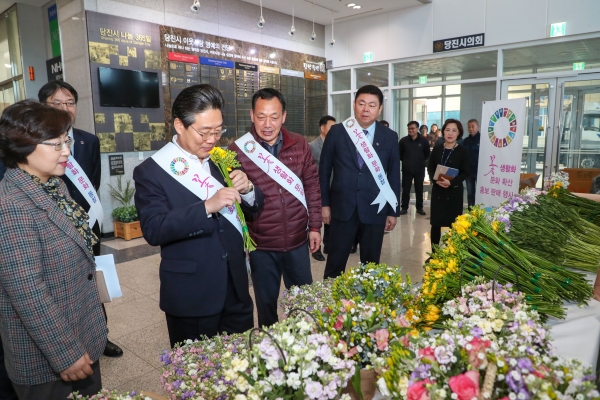 꽃소비 촉진 캠페인에 참여하고 있는 김홍장 당진시장