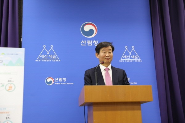 이창재 한국산림복지진흥원장이 19일 정부대전청사 기자실에서 2020년 한국산림복지진흥원 주요업무계획을 설명하고 있다