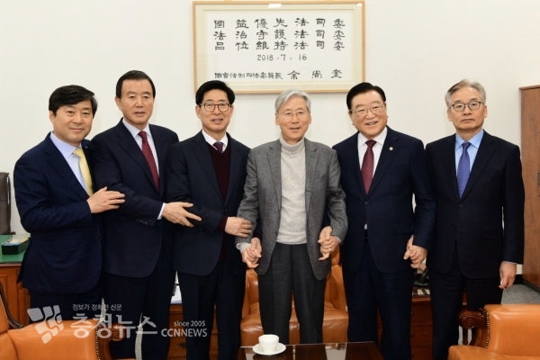 왼쪽부터 황명선 논산시장, 홍문표 국회의원, 여상규 법사위원장, 김석환 홍성군수, 김재혁 대전시 정무부시장