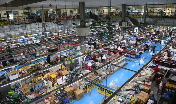 서천군, 코로나19 피해 극복, 시장 10% 할인행사 진행 (서천특화시장 수산물동).